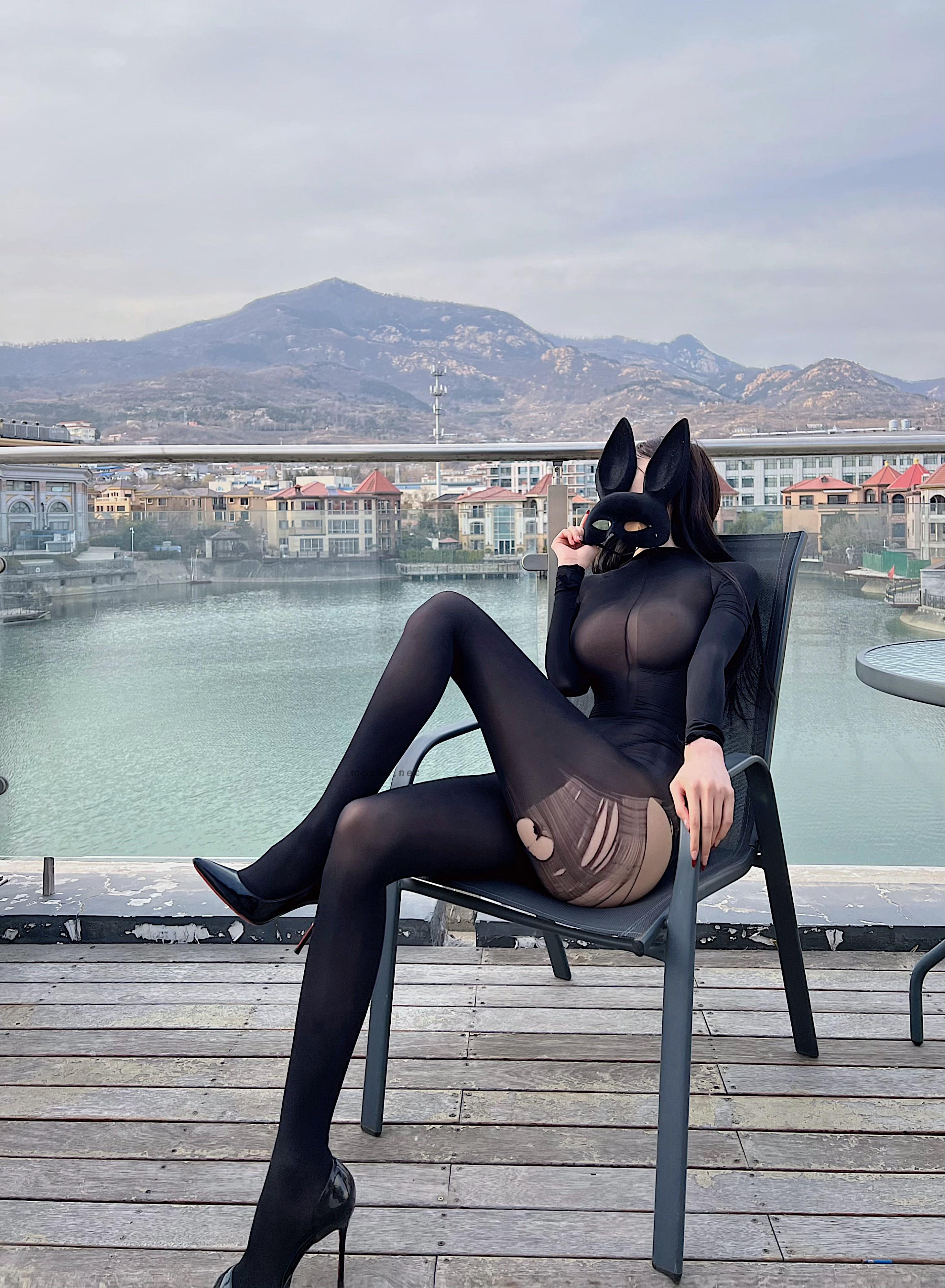 脸红Dearie – 破洞黑丝【14P】